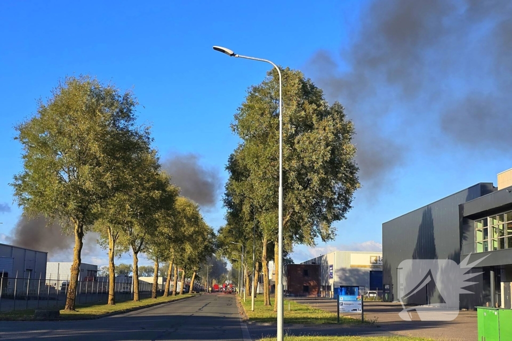 Explosie en flinke rookontwikkeling tijdens brand bij transportbedrijf