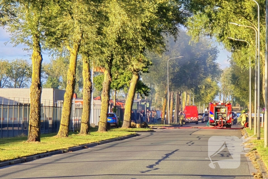 Explosie en flinke rookontwikkeling tijdens brand bij transportbedrijf