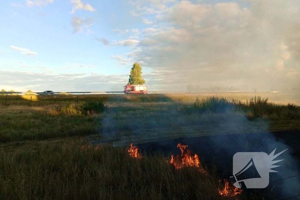 Bermbrand ontdekt vanaf snelweg