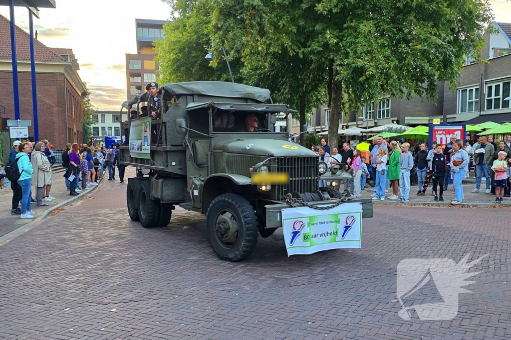 Kleurrijke heide optocht trekt veel belangstelling