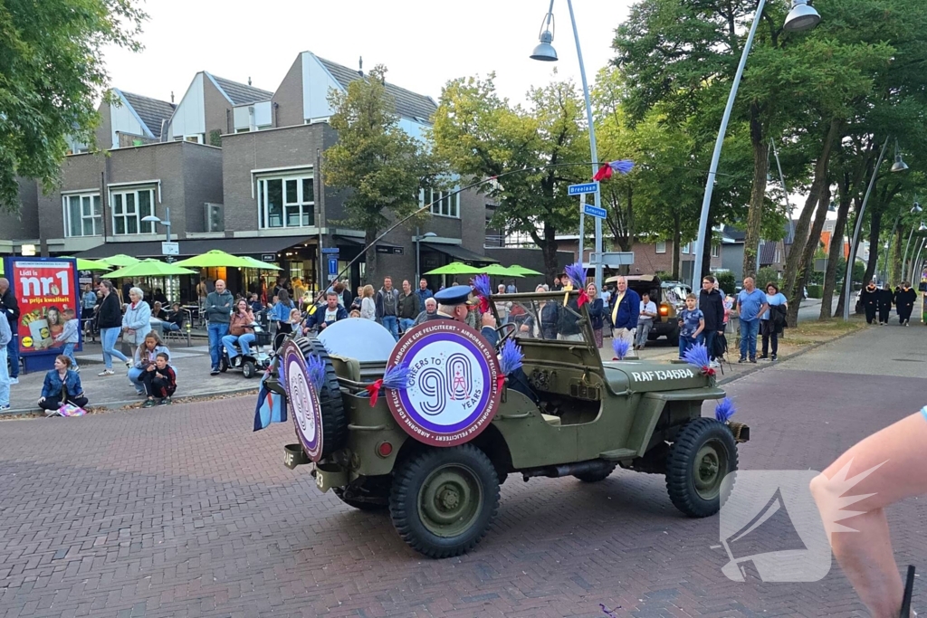 Kleurrijke heide optocht trekt veel belangstelling