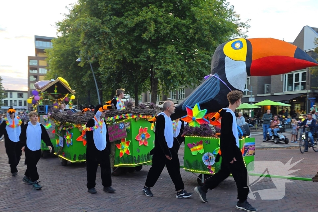 Kleurrijke heide optocht trekt veel belangstelling