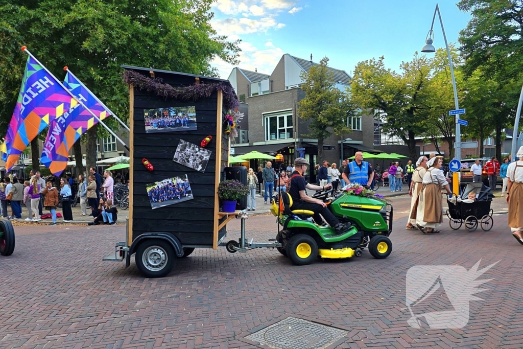 Kleurrijke heide optocht trekt veel belangstelling