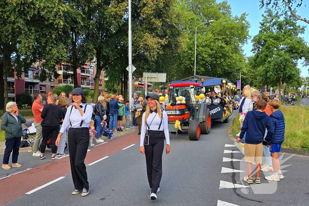 Kleurrijke heide optocht trekt veel belangstelling