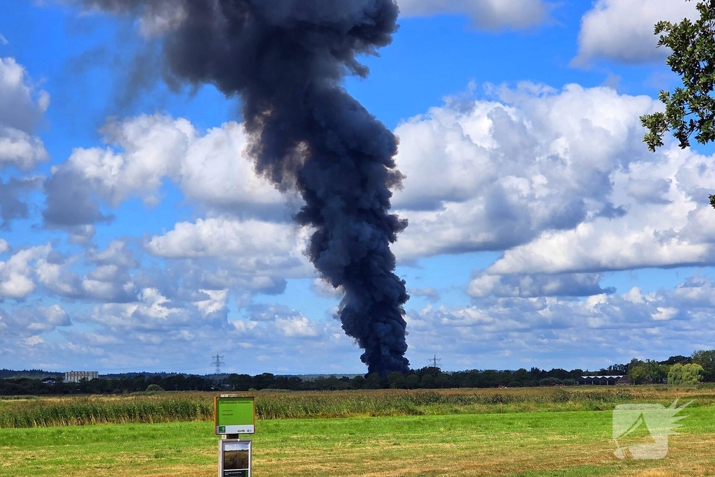Flinke rookontwikkeling bij grote industriebrand