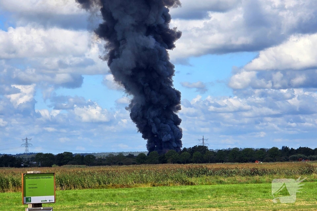 Flinke rookontwikkeling bij grote industriebrand