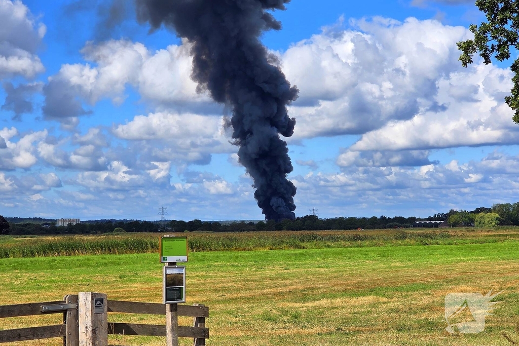 Flinke rookontwikkeling bij grote industriebrand