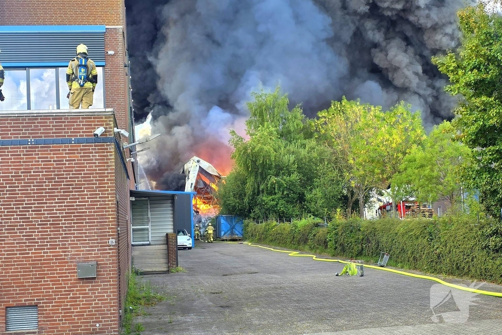 Flinke rookontwikkeling bij grote industriebrand