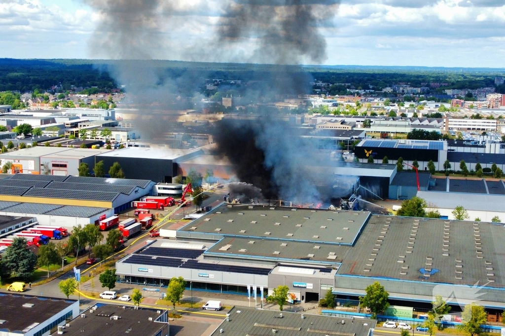 Flinke rookontwikkeling bij grote industriebrand