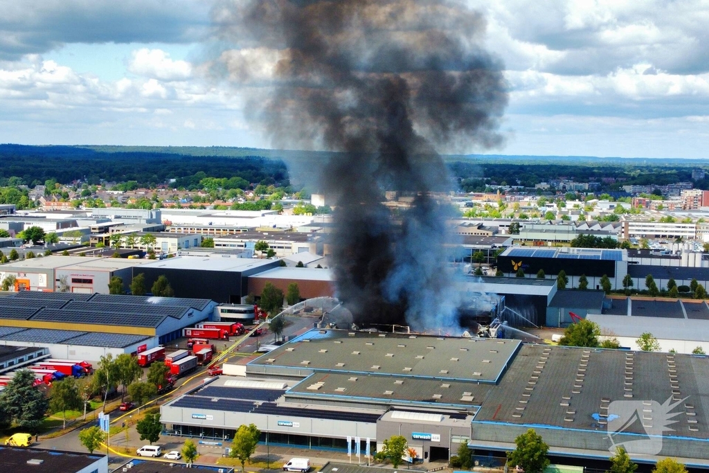 Flinke rookontwikkeling bij grote industriebrand