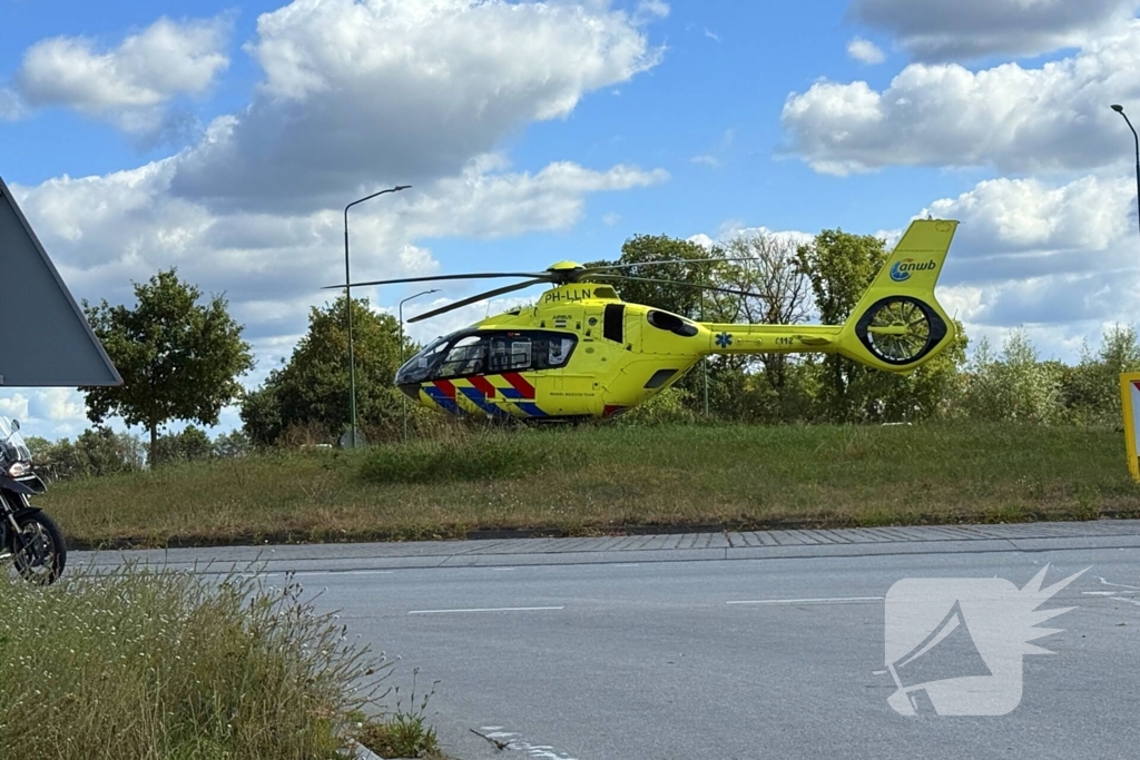 Motorrijder zwaargewond na botsing met boom