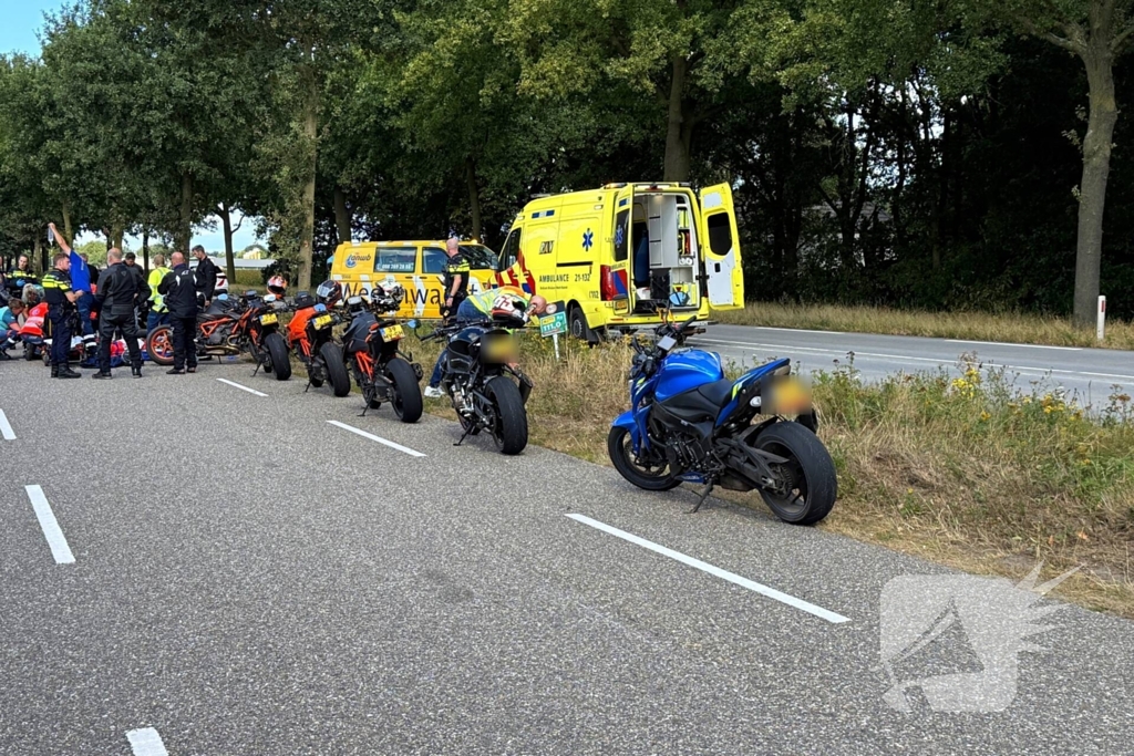 Motorrijder zwaargewond na botsing met boom