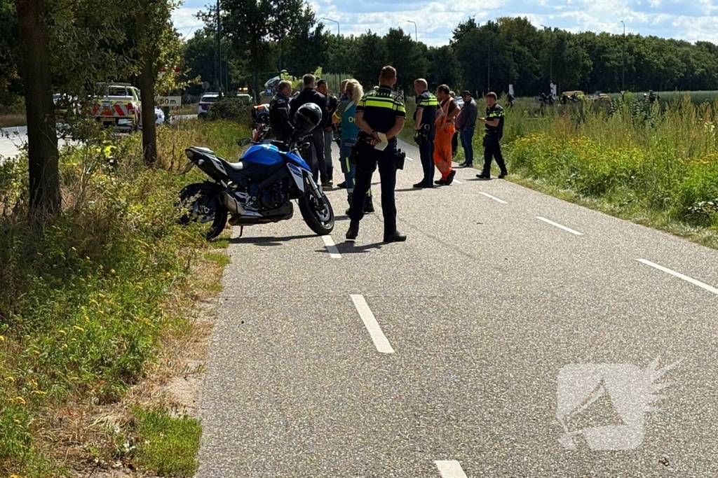 Motorrijder zwaargewond na botsing met boom