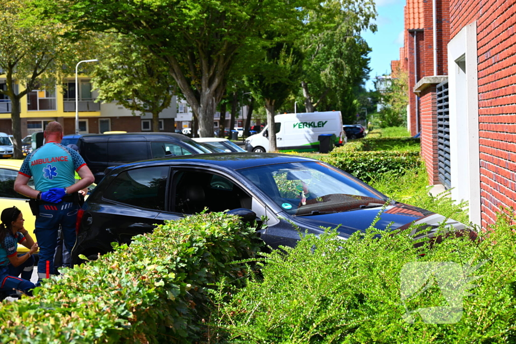 Automobilist botst tegen woning