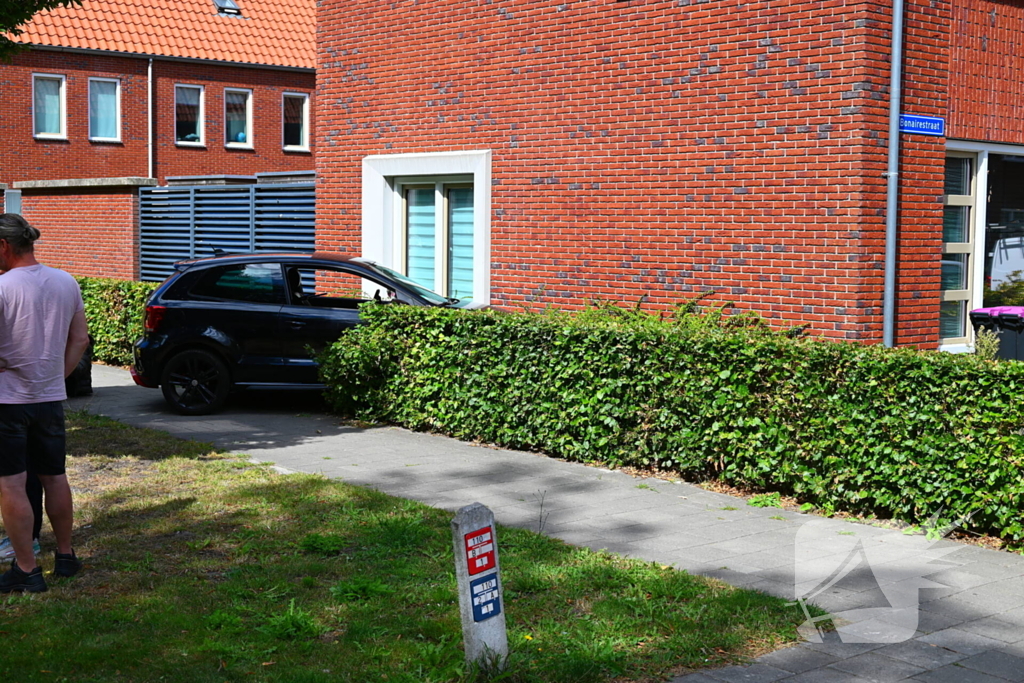 Automobilist botst tegen woning