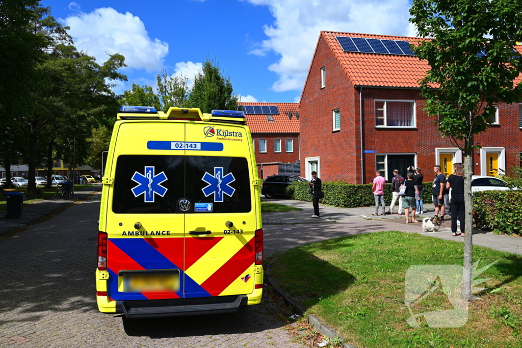 Automobilist botst tegen woning
