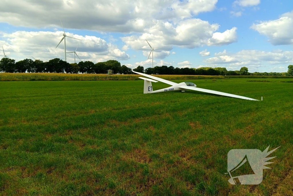 Zweefvliegtuig maakt noodlanding in weiland