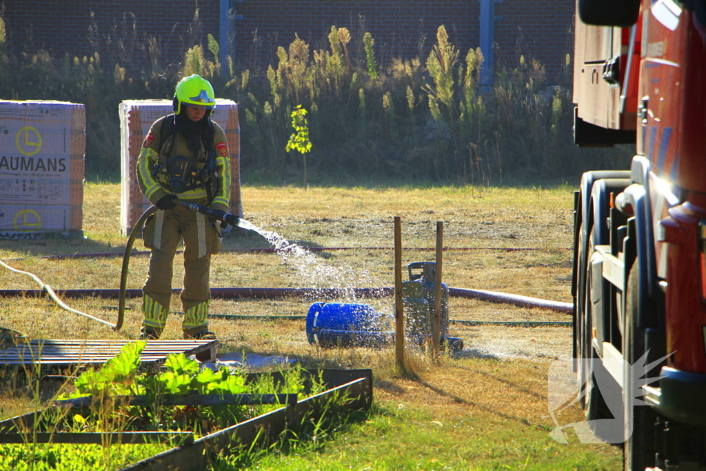 Gras en schuurtje in brand door onbekende oorzaak