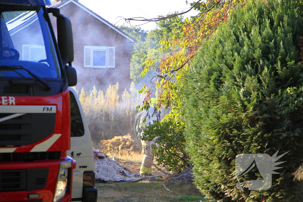 Gras en schuurtje in brand door onbekende oorzaak