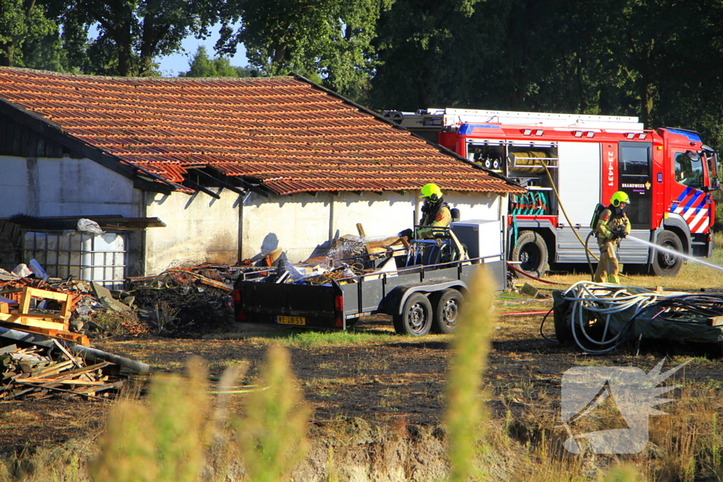 Gras en schuurtje in brand door onbekende oorzaak