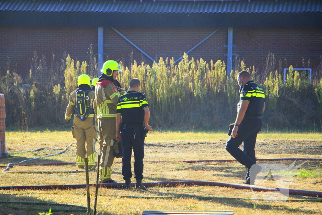 Gras en schuurtje in brand door onbekende oorzaak