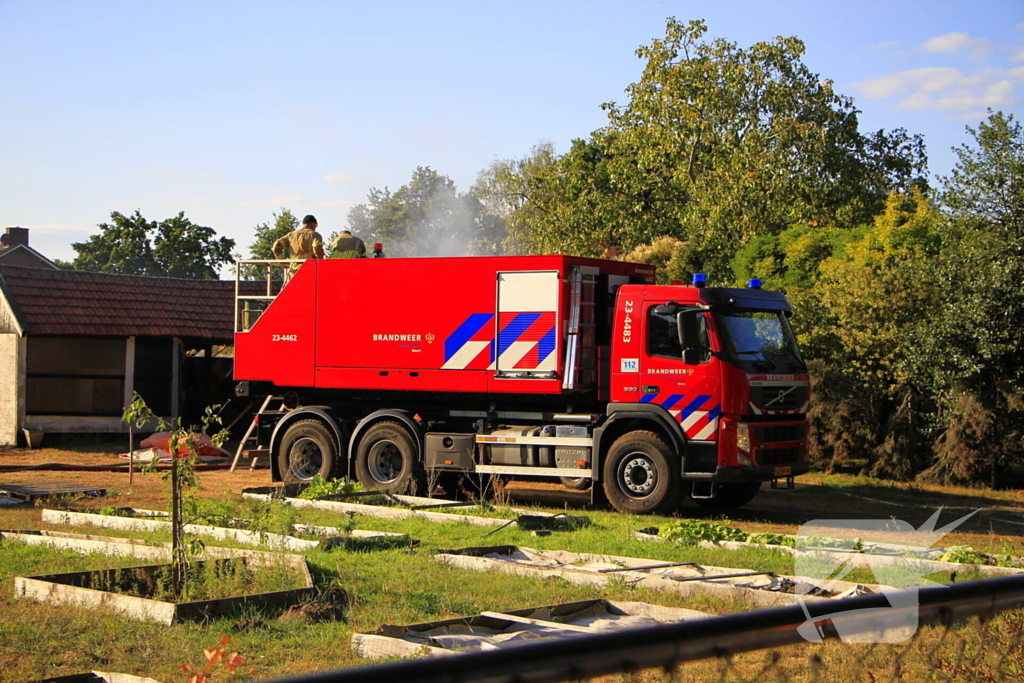 Gras en schuurtje in brand door onbekende oorzaak