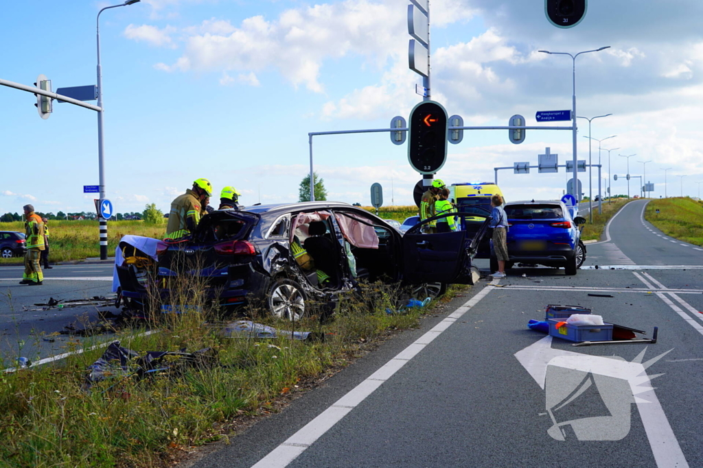 Twee gewonden na botsing met taxi