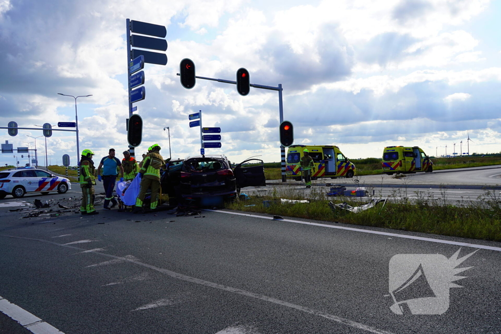 Twee gewonden na botsing met taxi
