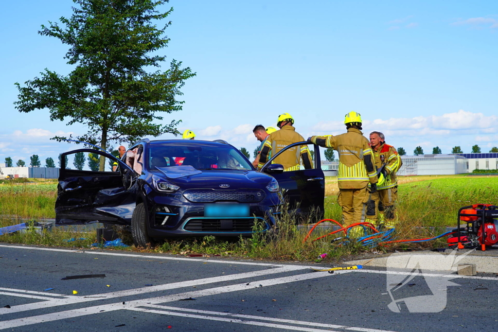 Twee gewonden na botsing met taxi