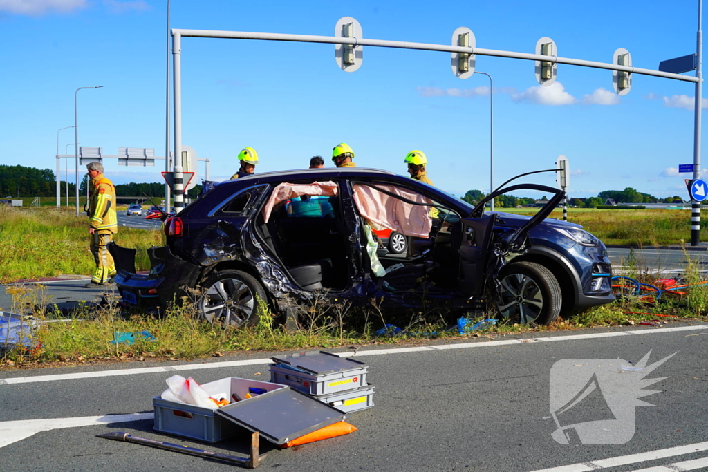 Twee gewonden na botsing met taxi