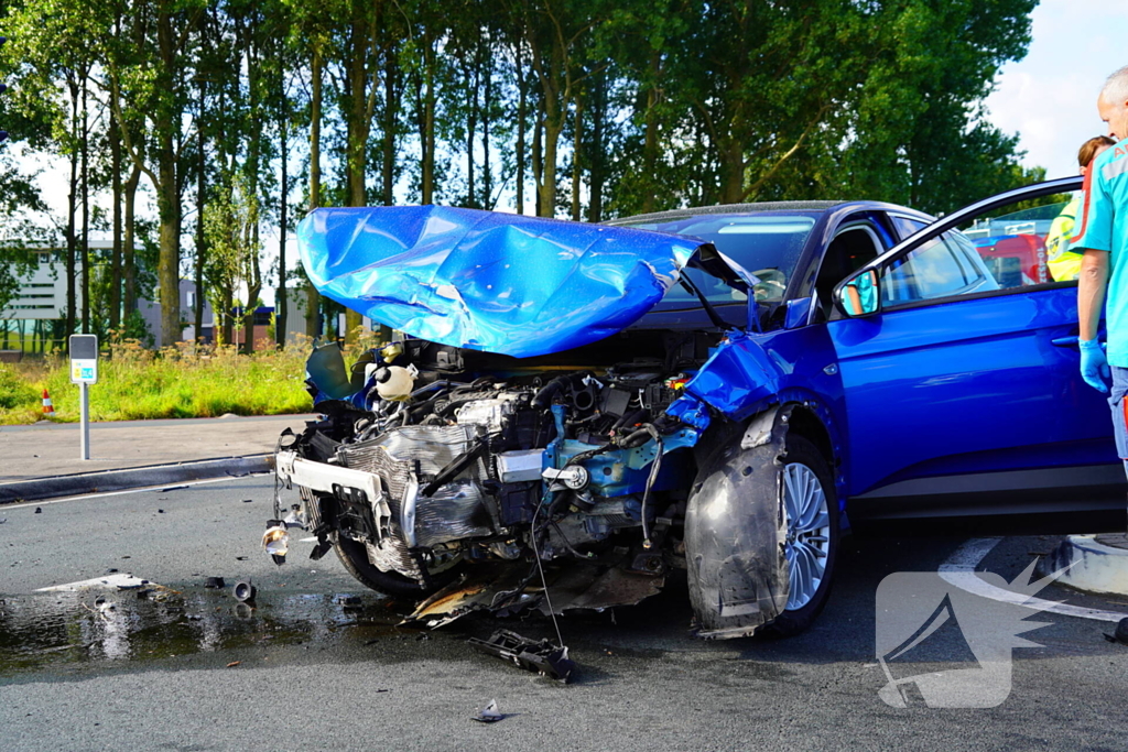 Twee gewonden na botsing met taxi