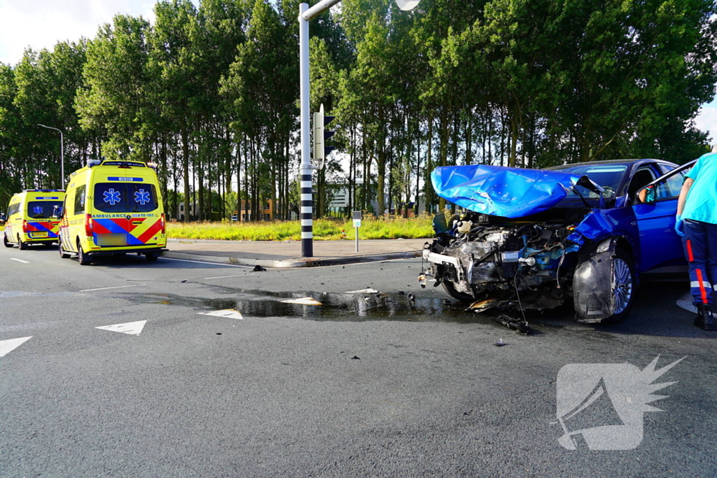 Twee gewonden na botsing met taxi