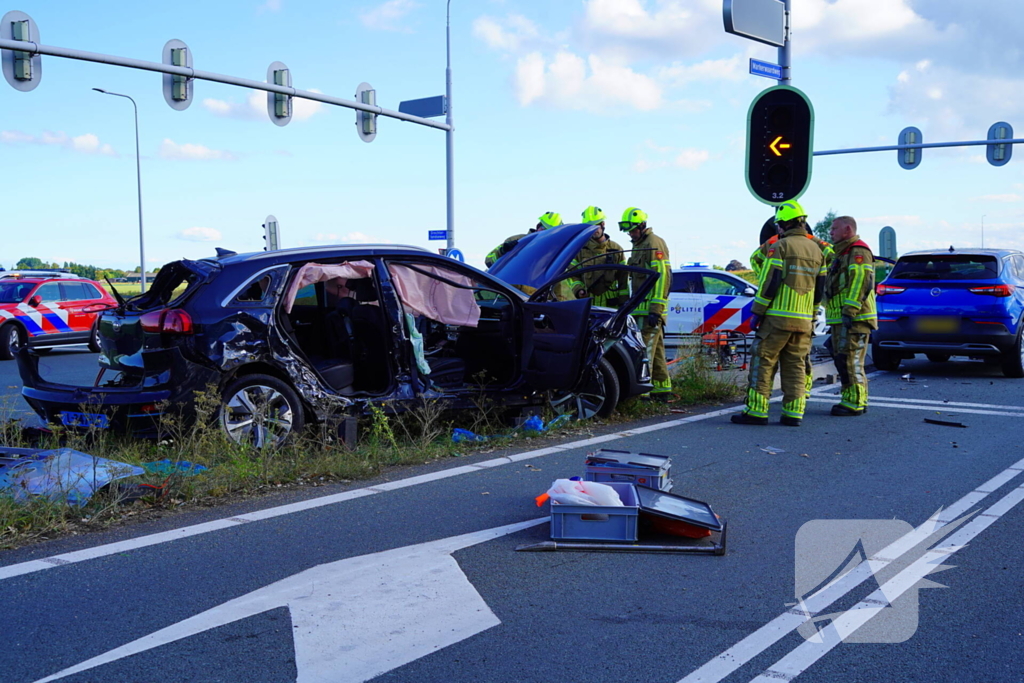 Twee gewonden na botsing met taxi