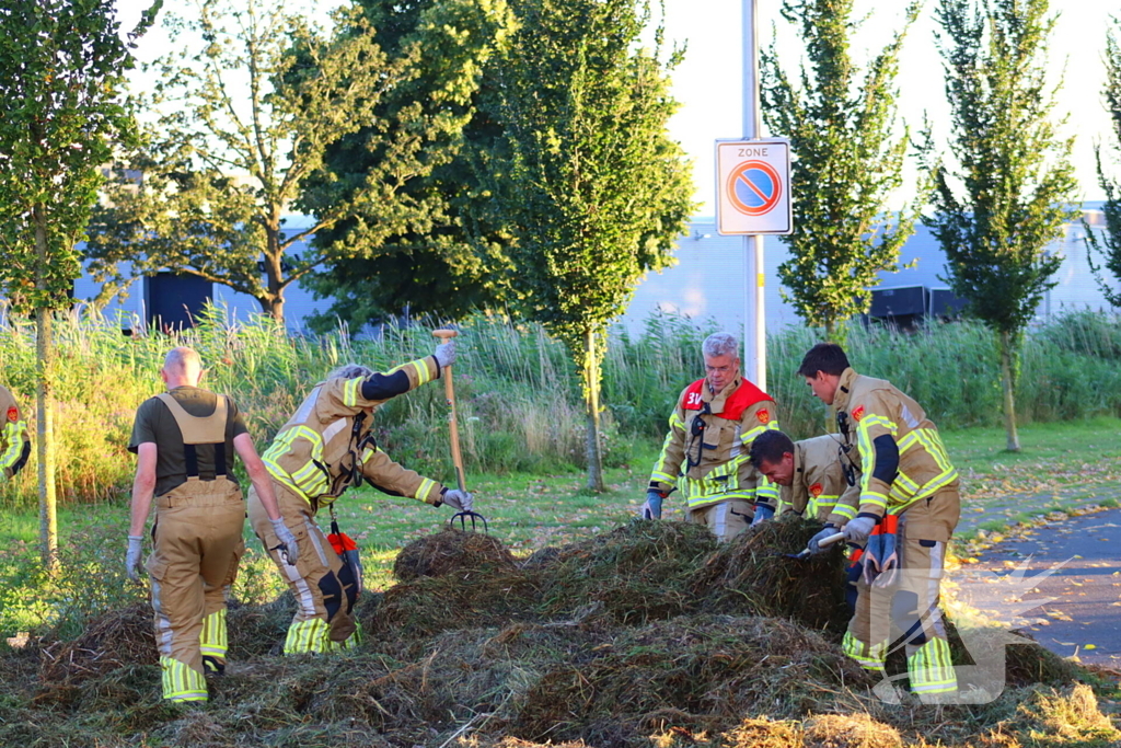 Broeiend hooi door brandweer geblust
