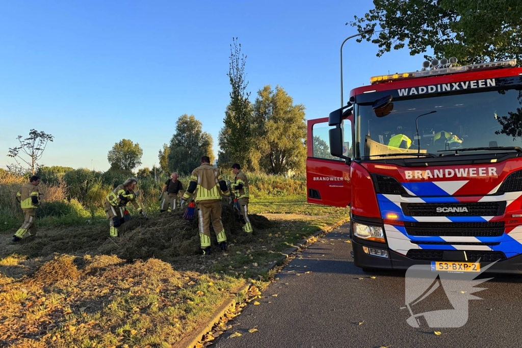 Broeiend hooi door brandweer geblust