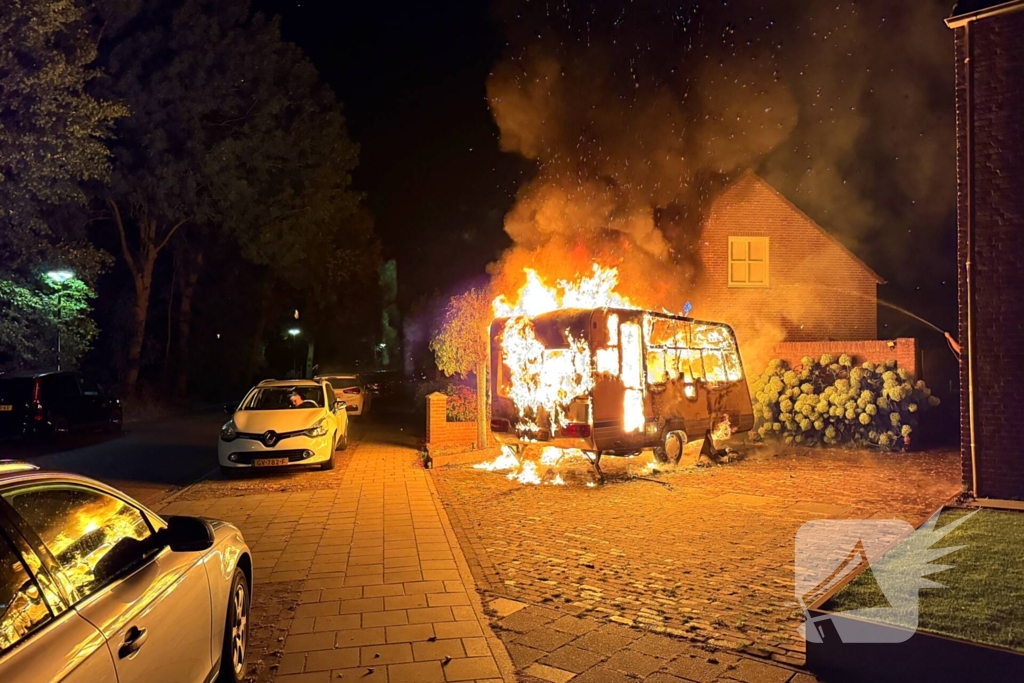 Brand in caravan leidt tot schade aan voertuigen