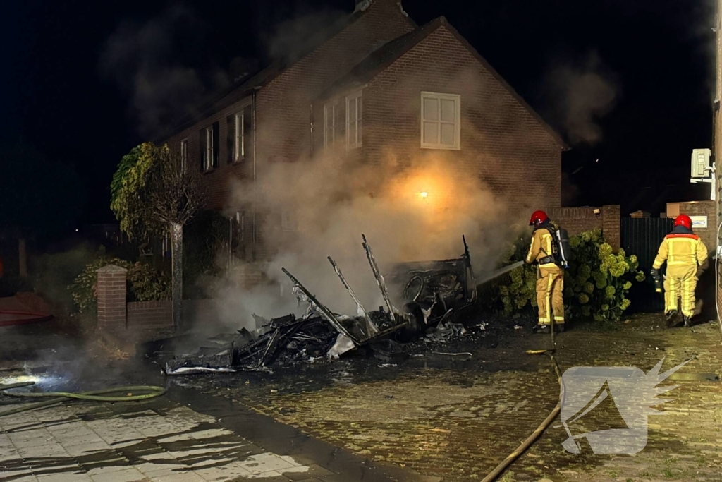 Brand in caravan leidt tot schade aan voertuigen