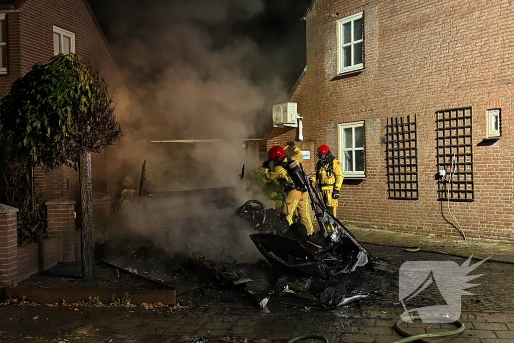 Brand in caravan leidt tot schade aan voertuigen