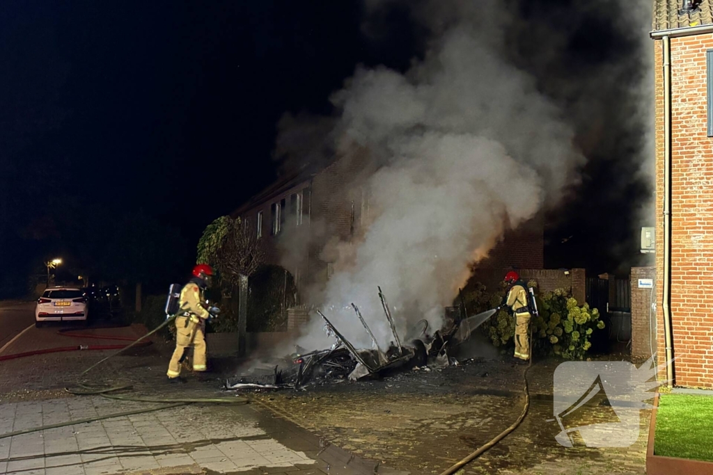 Brand in caravan leidt tot schade aan voertuigen