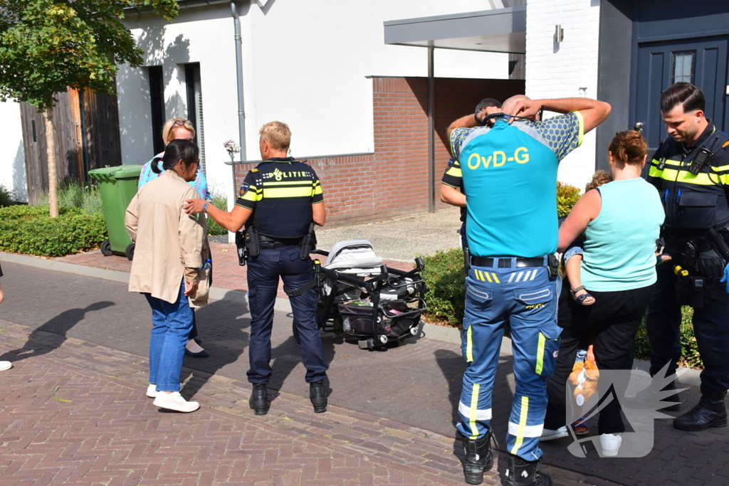 Auto rijdt door na aanrijding met kinderwagen