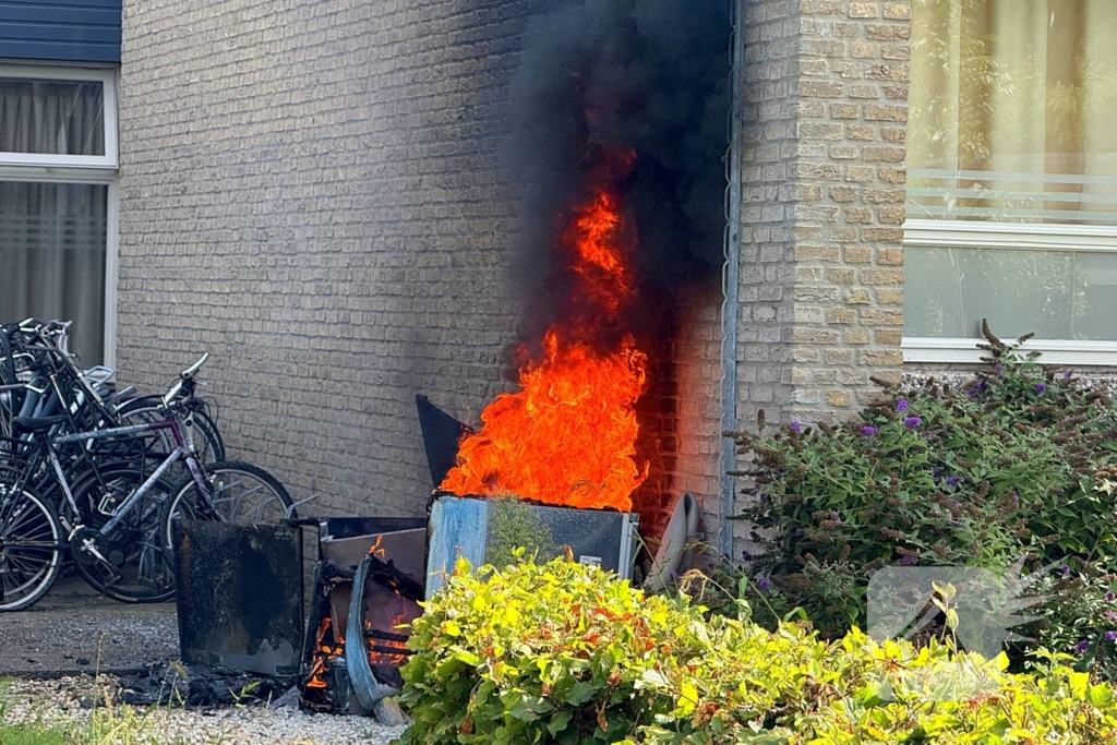 Afvalbrand nabij pand snel geblust