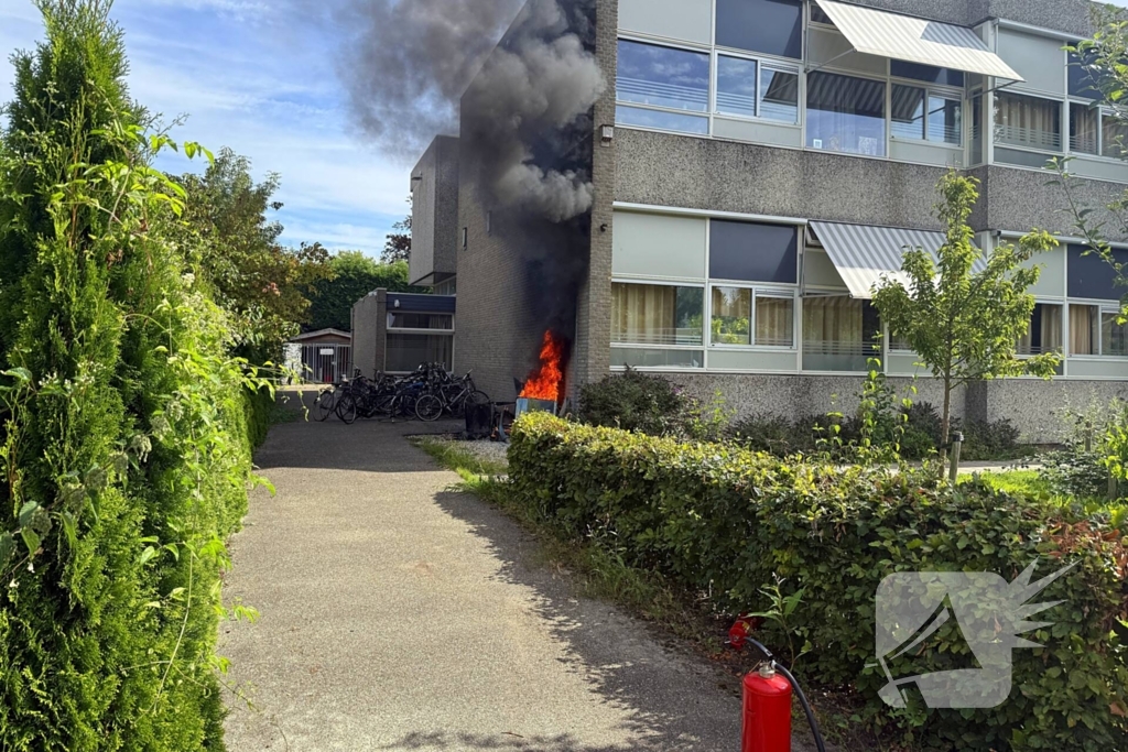 Afvalbrand nabij pand snel geblust