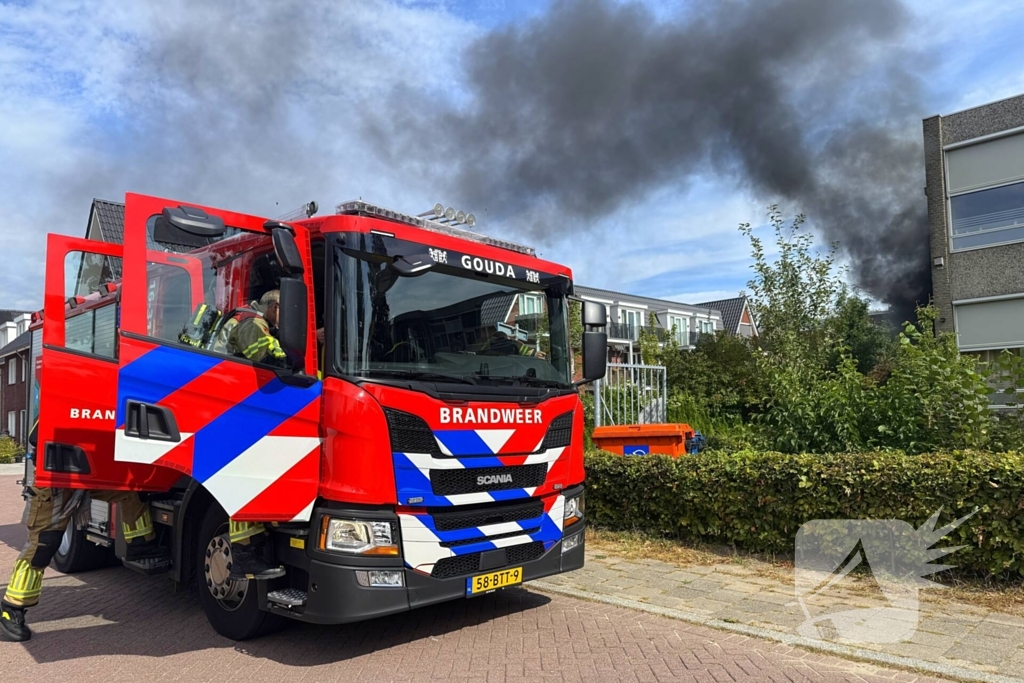 Afvalbrand nabij pand snel geblust