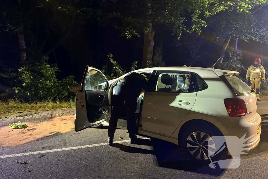 Man gewond na botsing tegen boom