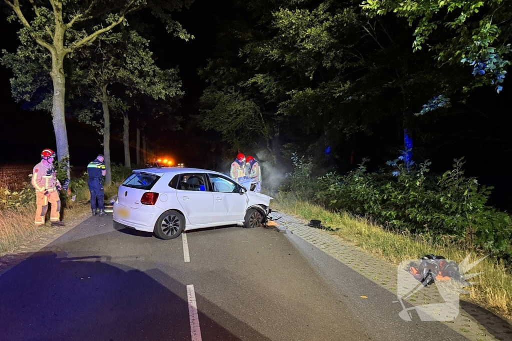 Man gewond na botsing tegen boom