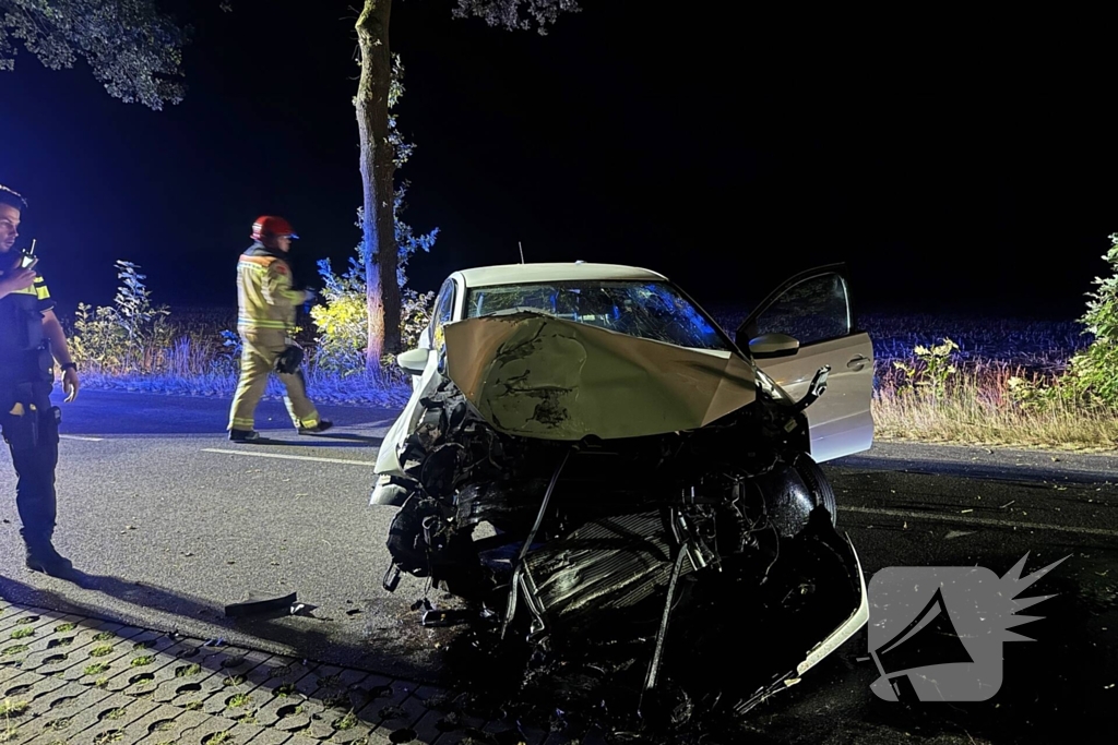 Man gewond na botsing tegen boom