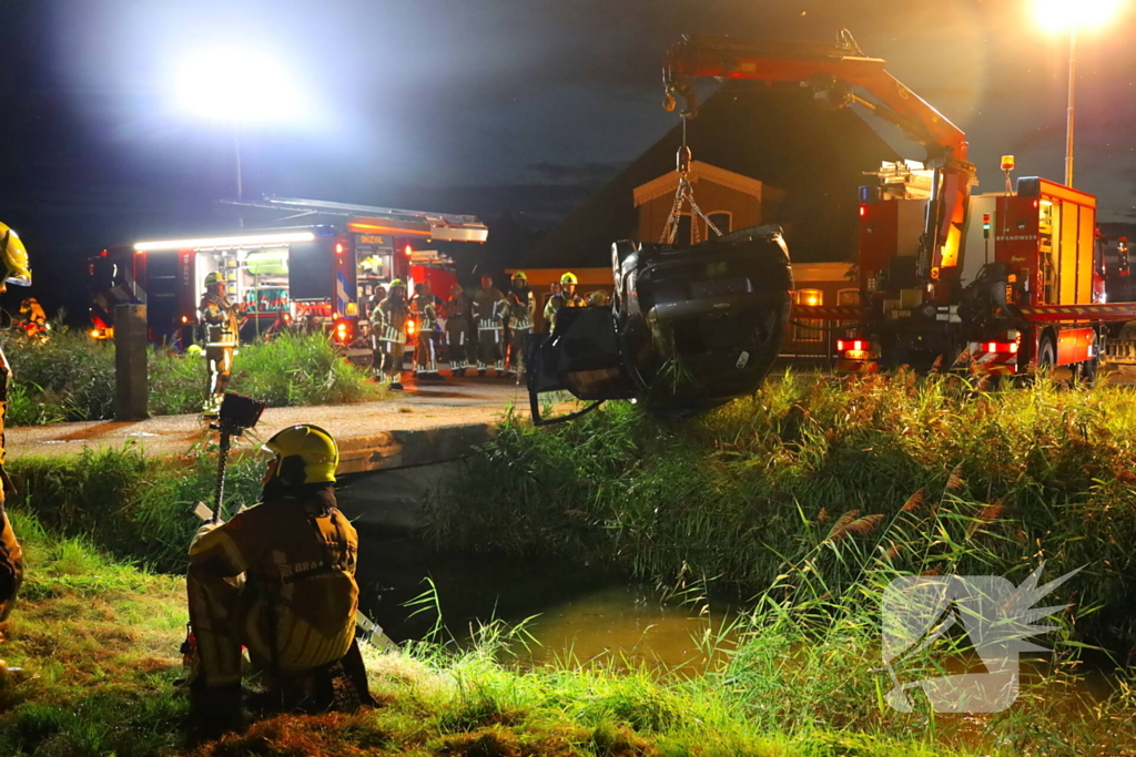Auto ondersteboven in sloot na ongeval