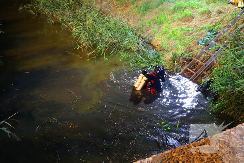 Auto ondersteboven in sloot na ongeval