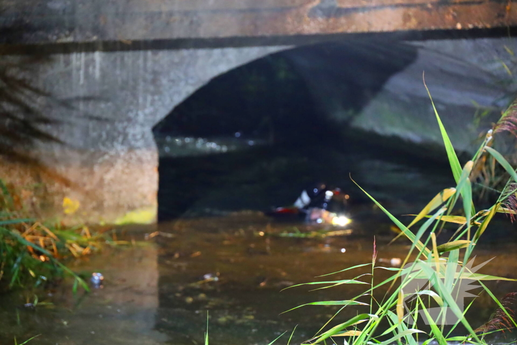 Auto ondersteboven in sloot na ongeval