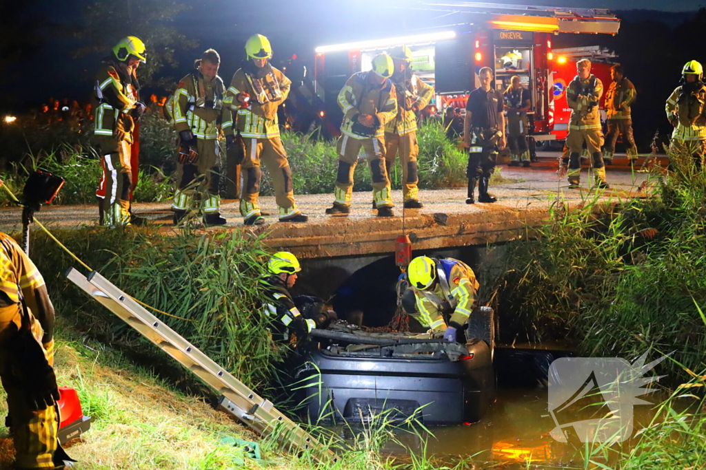 Auto ondersteboven in sloot na ongeval